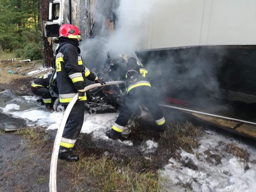 Kujawsko-Pomorskie: Auto wjechało pod tira i zaczęło płonąć. Zginął kierowca