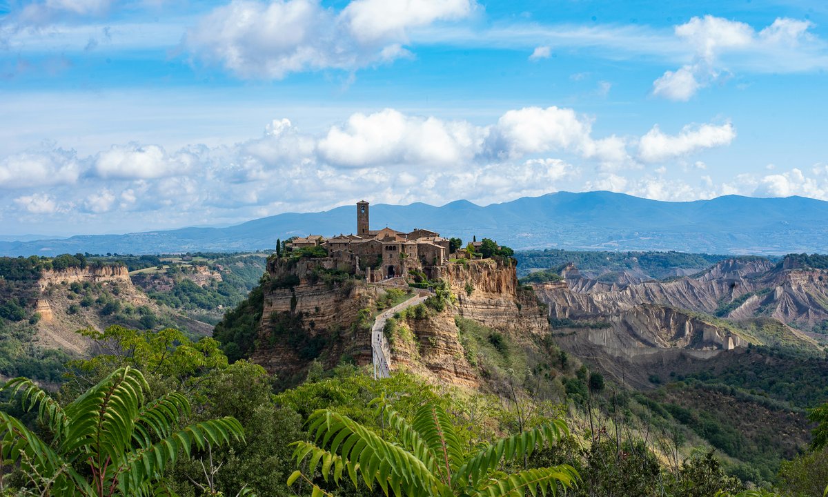 "Umierające miasto" we Włoszech. Można tam dotrzeć tylko przez jeden most