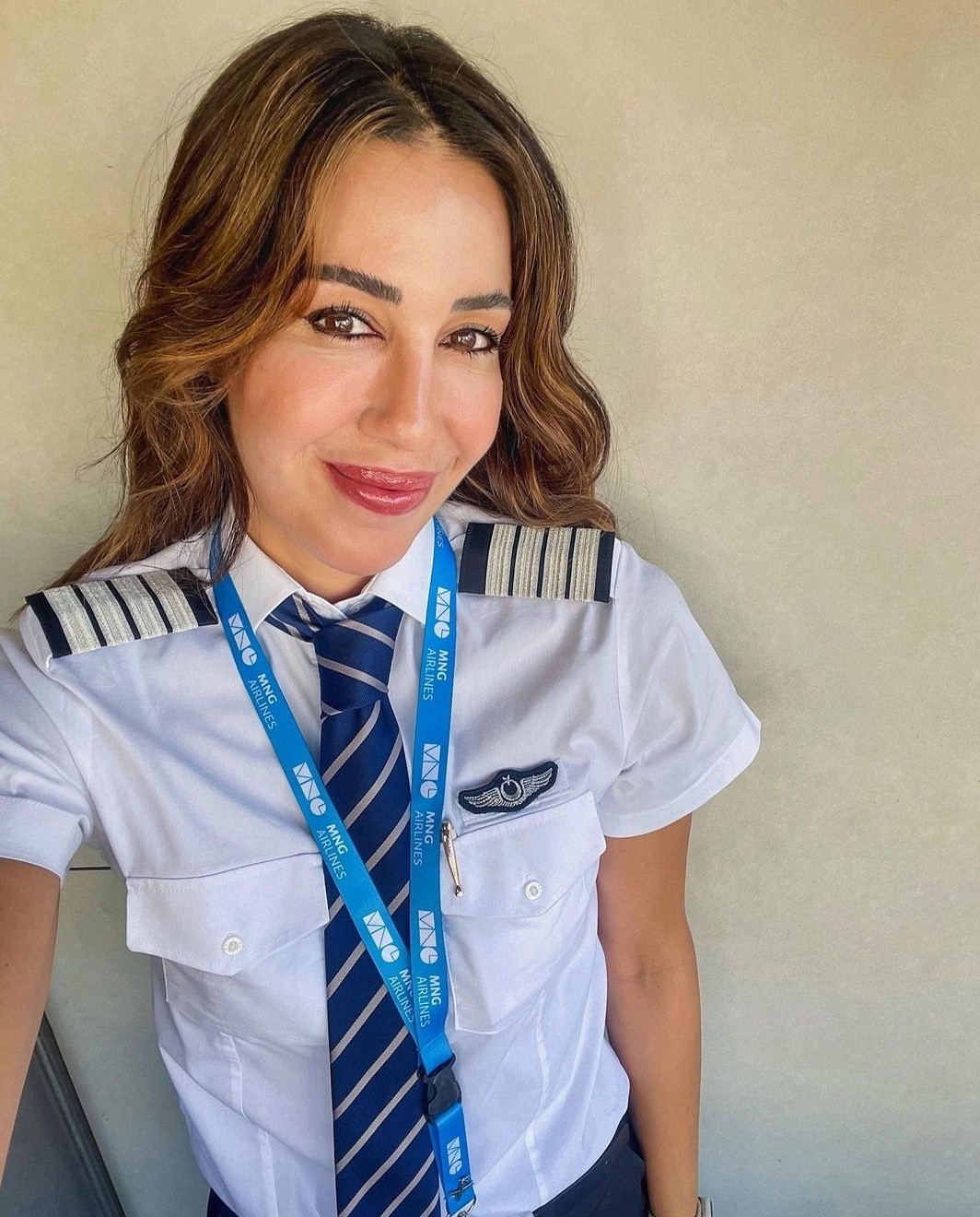 Pilotka hovorí o turbulenciách.