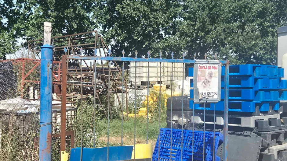 kapija fabrike koja je gorela kod Novog Sada