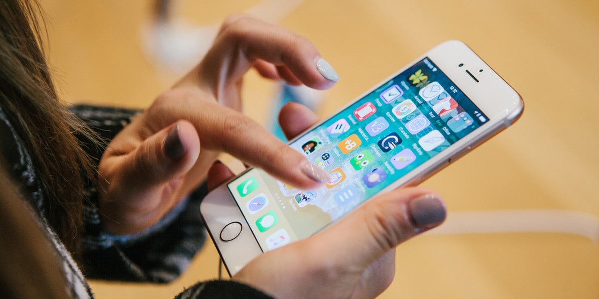 Kiepskie wieści dla niektórych użytkowników iPhone'ów. Apple nie będzie dołączać przejściówek ze złącza Lightning na gniazdo słuchawkowe 3,5 mm do nowych iPhone'ów 7 i 8.