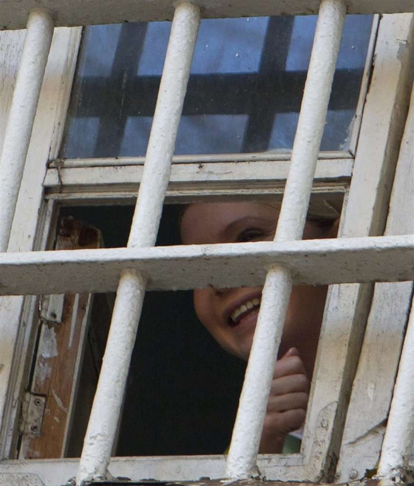 Tymoszenko za więzienną kratą. Foto