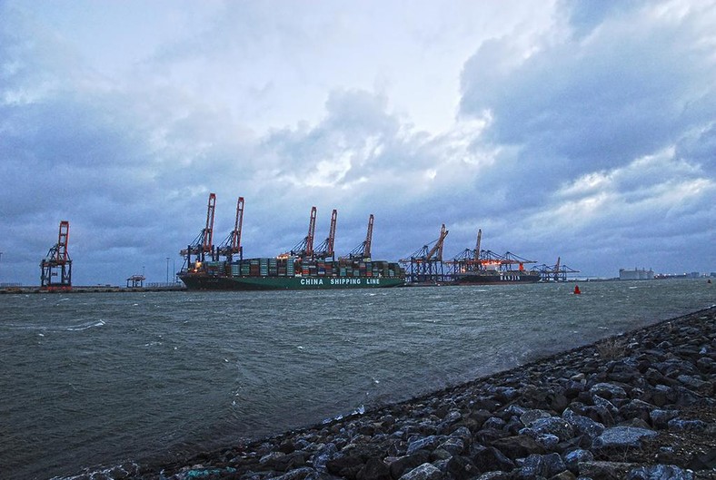 CSCL Globe zacumowany w Rotterdamie