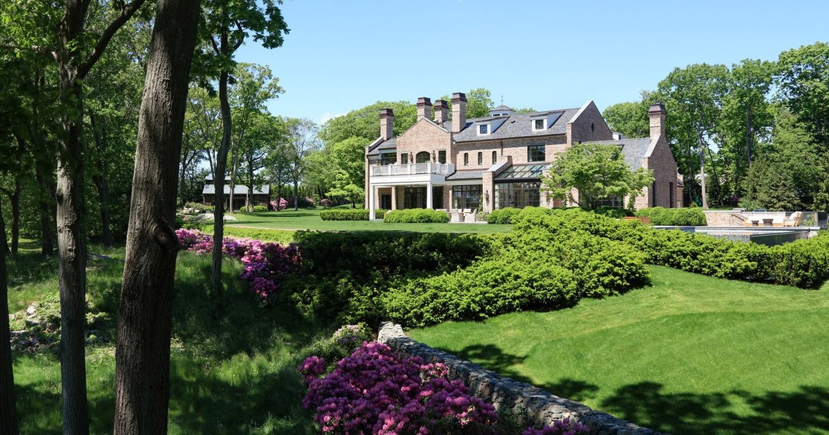Tom Brady and Gisele Bündchen put their custombuilt Brookline house up