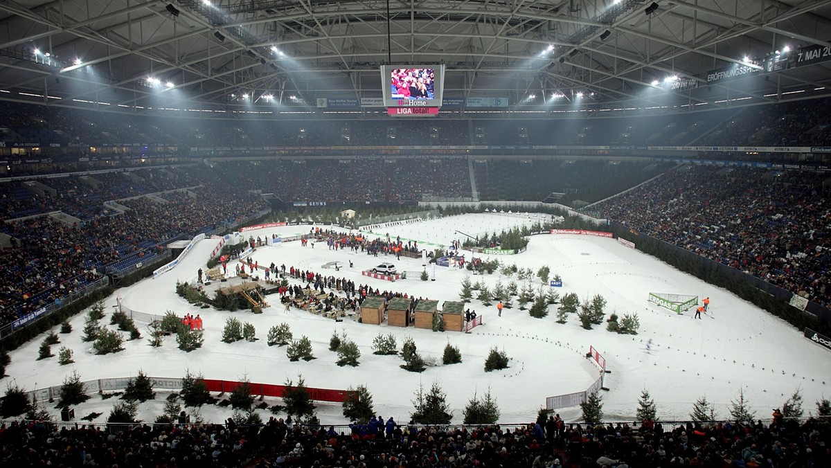 Jedenastu mistrzów świata, zdobywców Pucharu Świata i mistrzów olimpijskich stanie na starcie poniedziałkowych zawodów Biathlon World Team Challenge, które rozegrane zostaną na Veltins Arena, gdzie na co dzień występują piłkarze Schalke 04. W tym roku znów zabraknie reprezentacji Polski. Relacja na żywo w Eurosporcie 1 od godz. 18:30.