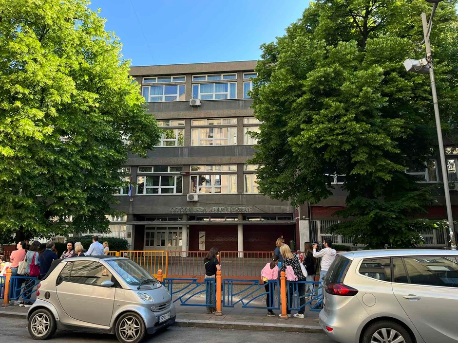 Roditelji i đaci ispred OŠ "Drinka Pavlović"