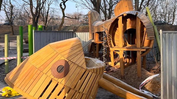 Plac zabaw na Plantach ucierpiał podczas ubiegłorocznej lipcowej nawałnicy. Po naprawie dzieciaki znowu mogą czuć się na placu jak ryba w wodzie!