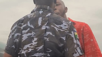 Seun Kuti slaps police officer in uniform. [Twitter:@OneJoblessBoy]
