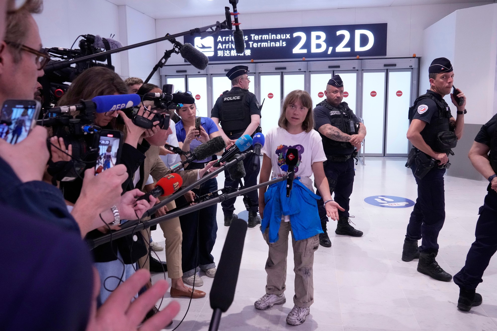 Aktivistka Greta Thunbergová na parížskom letisku Charlesa de Gaulla po príchode z Izraela v utorok 10. júna 2025.