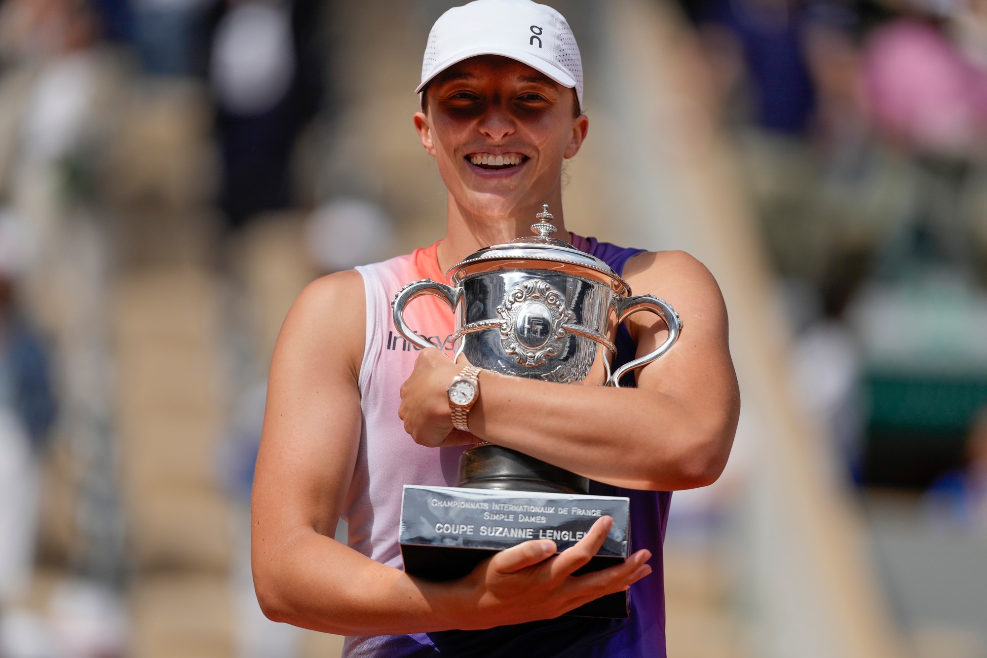 Poľská tenistka Iga Swiateková s trofejou pre víťazku Roland Garros.