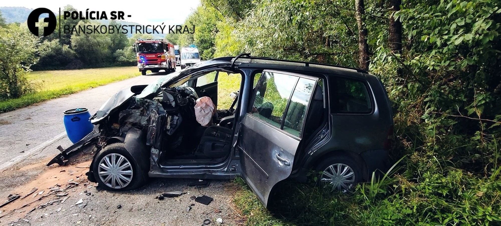 V okrese Rimavská Sobota došlo k zrážke auta a nákladného vozidla.
