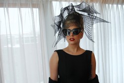 Lady GaGa z maczetą – skandalistka debiutuje u Rodrigueza