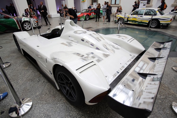 Model BMW V12 LMR autorstwa Jenny Holzer z 1999 r.
<br>*silnik widlasty, 12-cylindrowy, indukcyjny
<br>*pojemność skokowa: 5990,5 cm3
<br>*maksymalna moc: 580 KM
<br>*prędkość maksymalna: 340 km/h
<br><br> fot. (zuz) PAP/Leszek Szymański