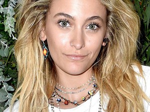Na, ne! Paris Jackson melegítő nadrágban, kopott cipőben érkezett a bemutatóra...