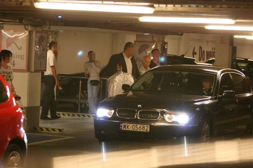 Minister Boni śmignął do pralni służbowym autem