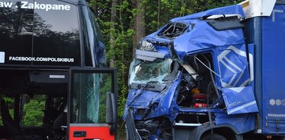 9 osób rannych. Autobus zderzył się z ciężarówką