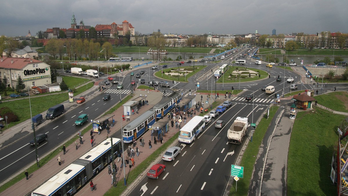 Całkowicie wstrzymano ruch w tunelu pod rondem Grunwaldzkim na pasie w stronę centrum. Ekipa techniczna naprawia uszkodzenie elewacji wewnątrz tunelu. Z sufitu oderwał się tam kawałek tynku. Zwisające elementy zagrażały bezpieczeństwu przejeżdżających tamtędy samochodów.