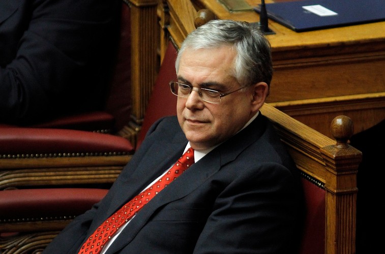 Kadencja nowego  rządu kierowanego przez Papademosa najprawdopodobniej potrwa tylko do przedterminowych wyborów parlamentarnych, wstępnie wyznaczonych na 19 lutego 2012 roku. Rząd Papademosa ma uratować pogrążoną w kryzysie zadłużenia Grecję przed bankructwem. Premier obiecuje dotrzymanie wszelkich zobowiązań, aby Grecja mogła pozostać w strefie euro.