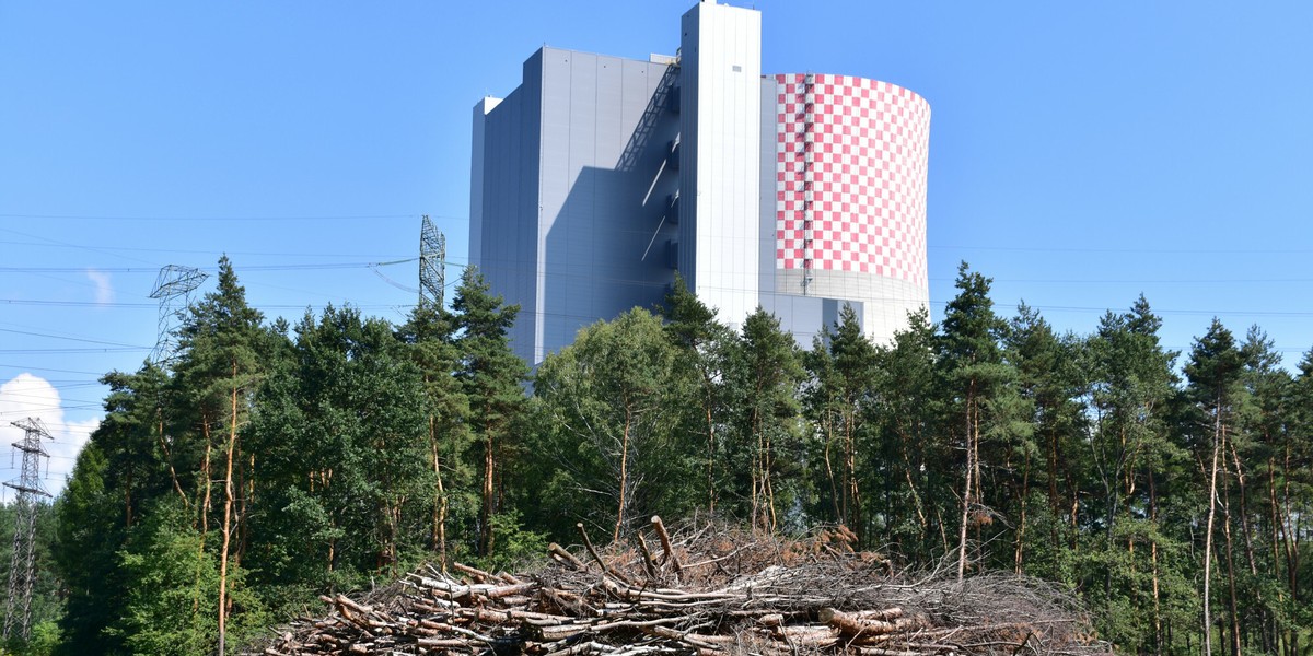 Z przedstawionych przez Rafako informacji wynika, że jakość węgla przebadanego w dniach 15.06.2022-06.08.2022 r. nie była zgodna z parametrami określonymi w kontrakcie na budowę bloku.