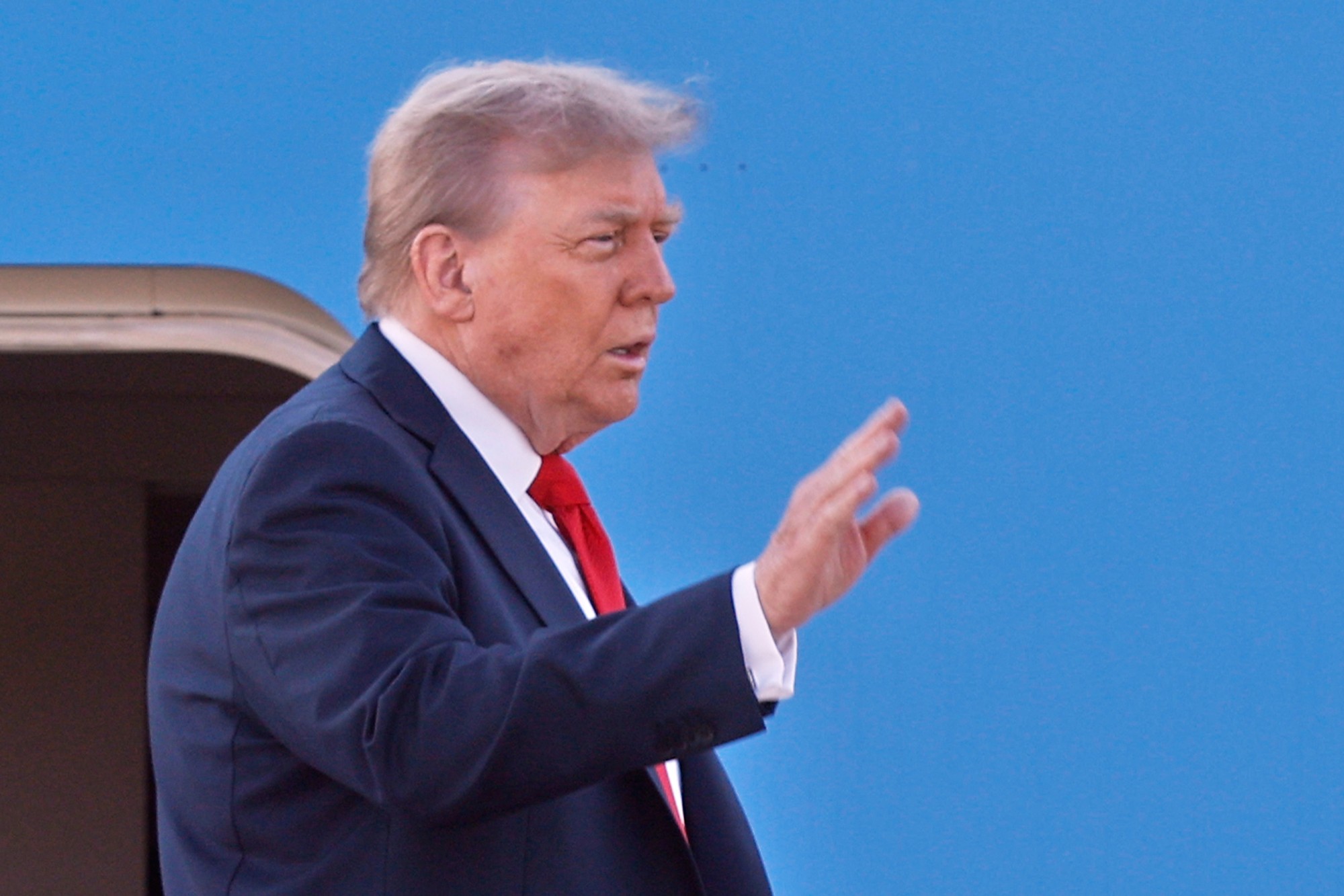 Americký prezident Donald Trump nastupuje do lietadla Air Force One na Andrewsovej vojenskej základni v piatok 15. augusta 2025.