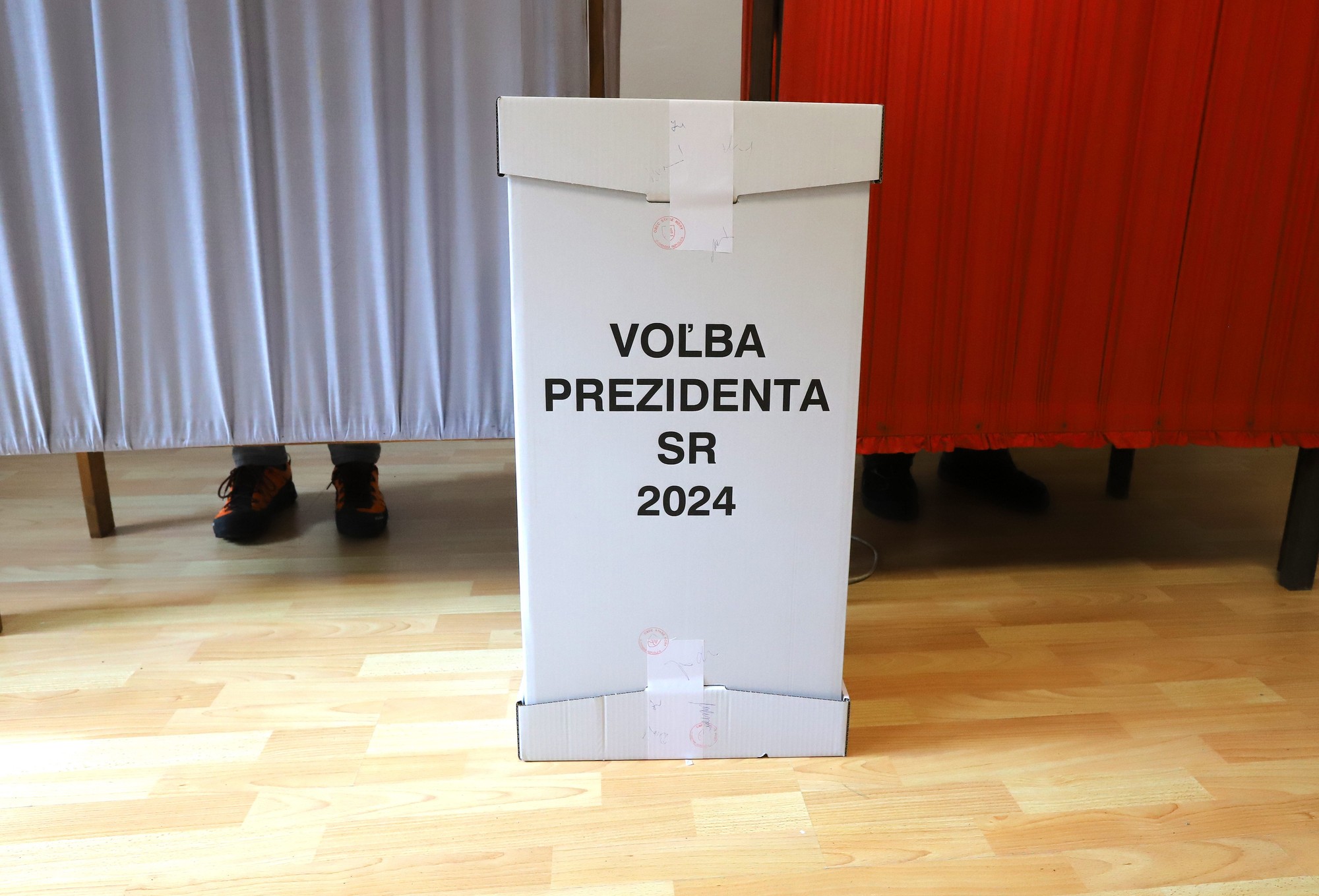 Volebná  schránka v Starých Horách, kde volili aj voliči, ktorí navštívili pútnicke miesto na Starých Horách pri Banskej Bystrici.