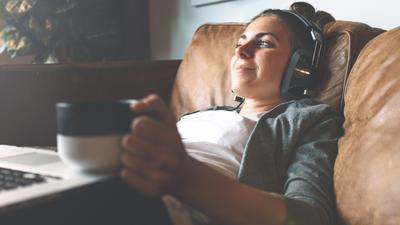 kobieta słuchanie muzyka słuchawki