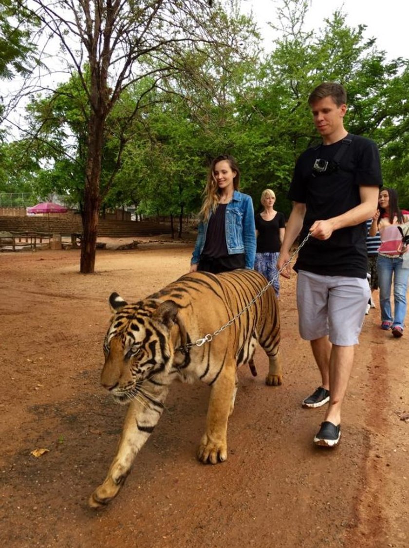 Wojtek Szczęsny wziął na spacer kotka! Fotki wywołały burzę!