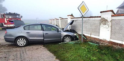 Groźny wypadek w Wielkopolsce. Kierowca zderzył się z cmentarnym murem