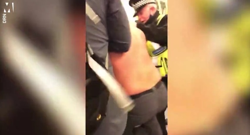 Britanski policajac poprskao putnika biber sprejom u metrou 