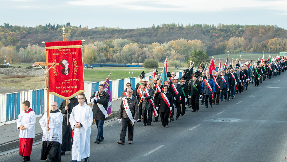 Złożeniem wieńców przed krzyżem-pomnikiem przy tamie wiślanej we Włocławku rozpoczęły się obchody 35. rocznicy męczeńskiej śmierci błogosławionego ks. Jerzego Popiełuszki. Z tego miejsca na teren przed kościołem pw. Matki Bożej Fatimskiej przeszła procesja.