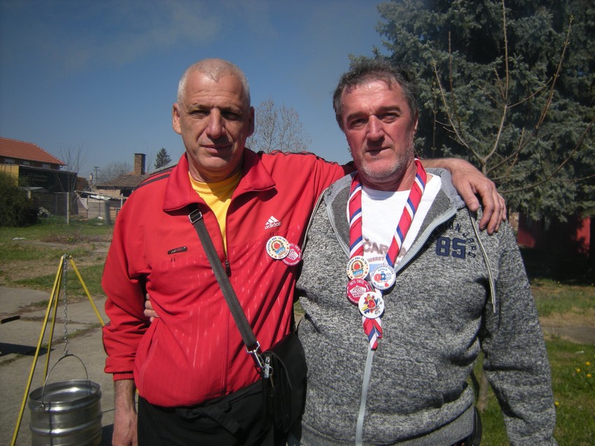 Darka Tomića (levo) doveli su kao ratnog zarobljenika u rov gde je njegov prijatelj Mustafa Čizmić (desno) bio vojnik na suprotnoj zaraćenoj strani