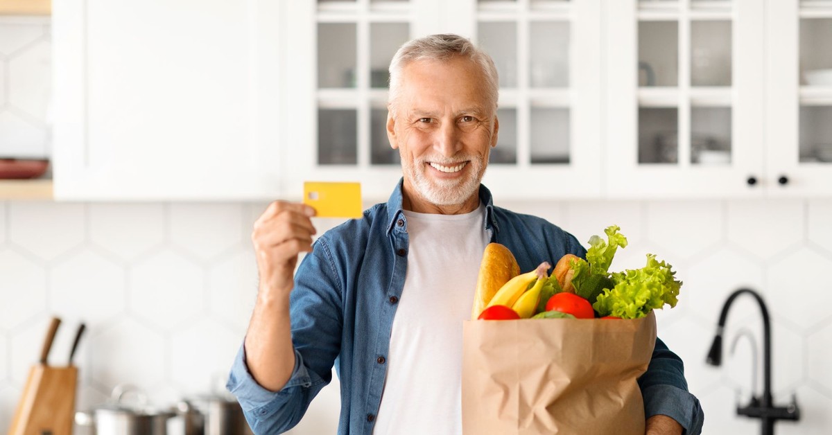 Wielkie świąteczne zniżki 2025. Masz te karty? Zapłacisz mniej w sklepach przed Bożym Narodzeniem 2025