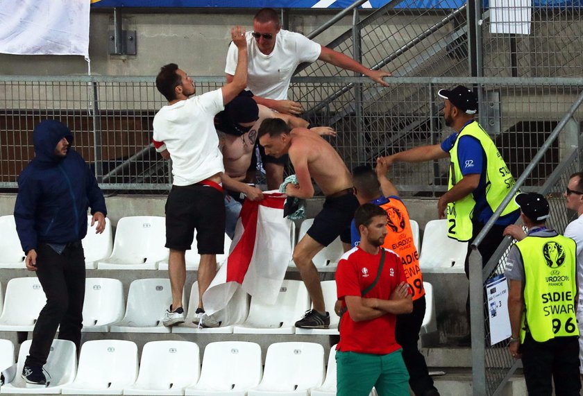 Bitwa rosyjskich i angielskich chuliganów przeniosła się na stadion