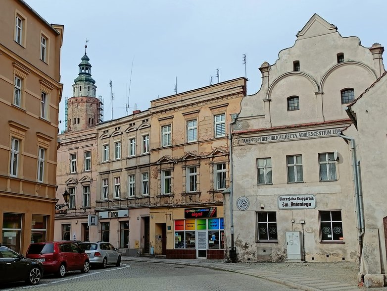 Przy kościele Źłóbka Chrystusa działała kiedyś szkoła łacinska. Pozostał na niej napis, który w tłumaczeniu oznacza "Podstawą Rzeczypospolitej jest właściwe wychowanie młodzieży"