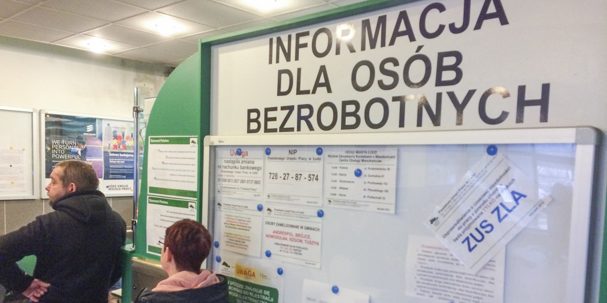 Obecnie zasiłek dla bezrobotnych wynosi 861,40 zł brutto. Może on być jednak mniejszy lub większy - wszystko zależy od stażu pracy.