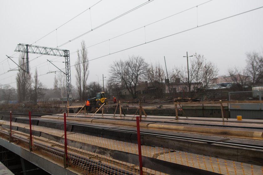 Trwa remont kładki pod torami na Dębcu