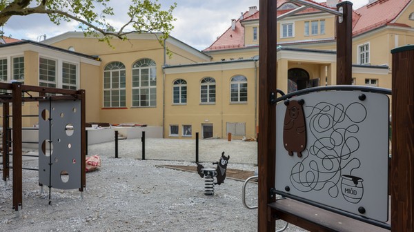 Nowe publiczne przedszkole powstaje na parterze zabytkowego budynku (dawna siedziba Centrum Kultury Agora), który przechodzi gruntowną modernizację pod okiem konserwatora.