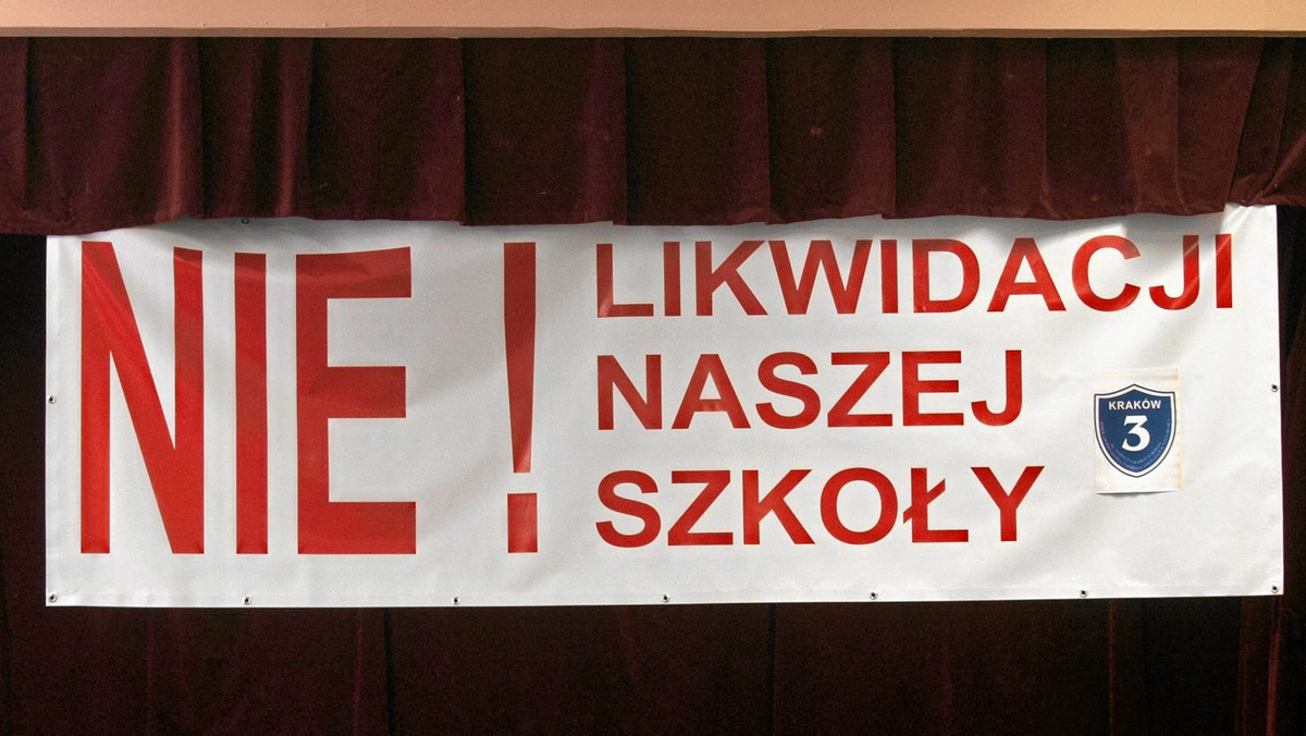 MEN jest przeciwne przywróceniu kuratorom prawa weta wobec uchwał o likwidacji szkół przez samorządy. Według resortu edukacji zniesienie w 2009 r. tego prawa nie wpłynęło na zwiększenie liczby zamykanych szkół i innych placówek oświatowych.