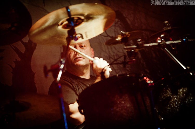 Inspektor Arkadiusz Letkiewicz gra na perkusji