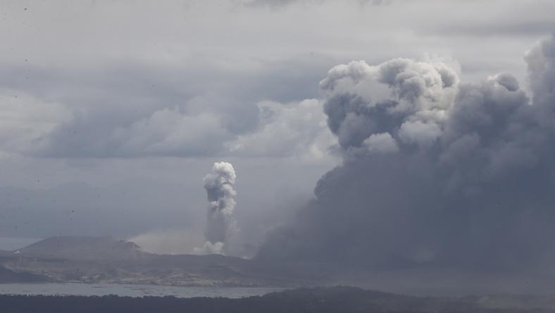 Erupcja wulkanu Taal na wyspie Luzon