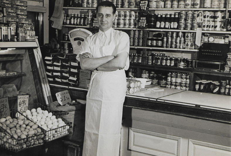 Mieczysław Cybulski jako sprzedawca w sklepie na nowojorskim Brooklynie (1948 r.)