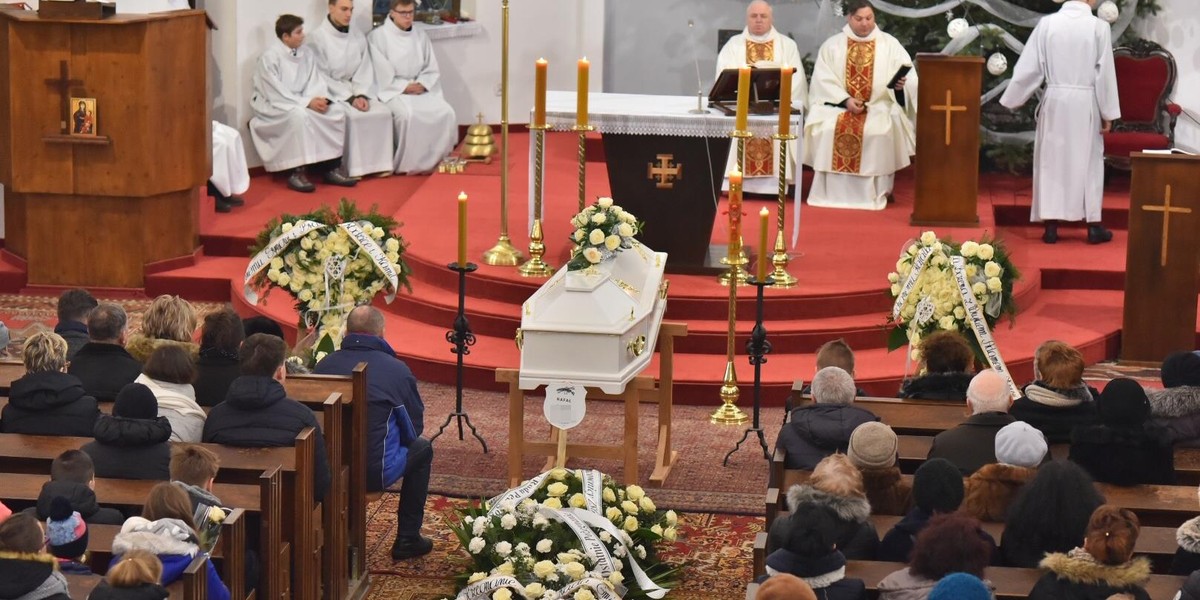 Pogrzeb Rafała na cmentarzu w Grotnikach koło Łodzi. Nastolatek utonął podczas zimowisk basenie w Wiśle