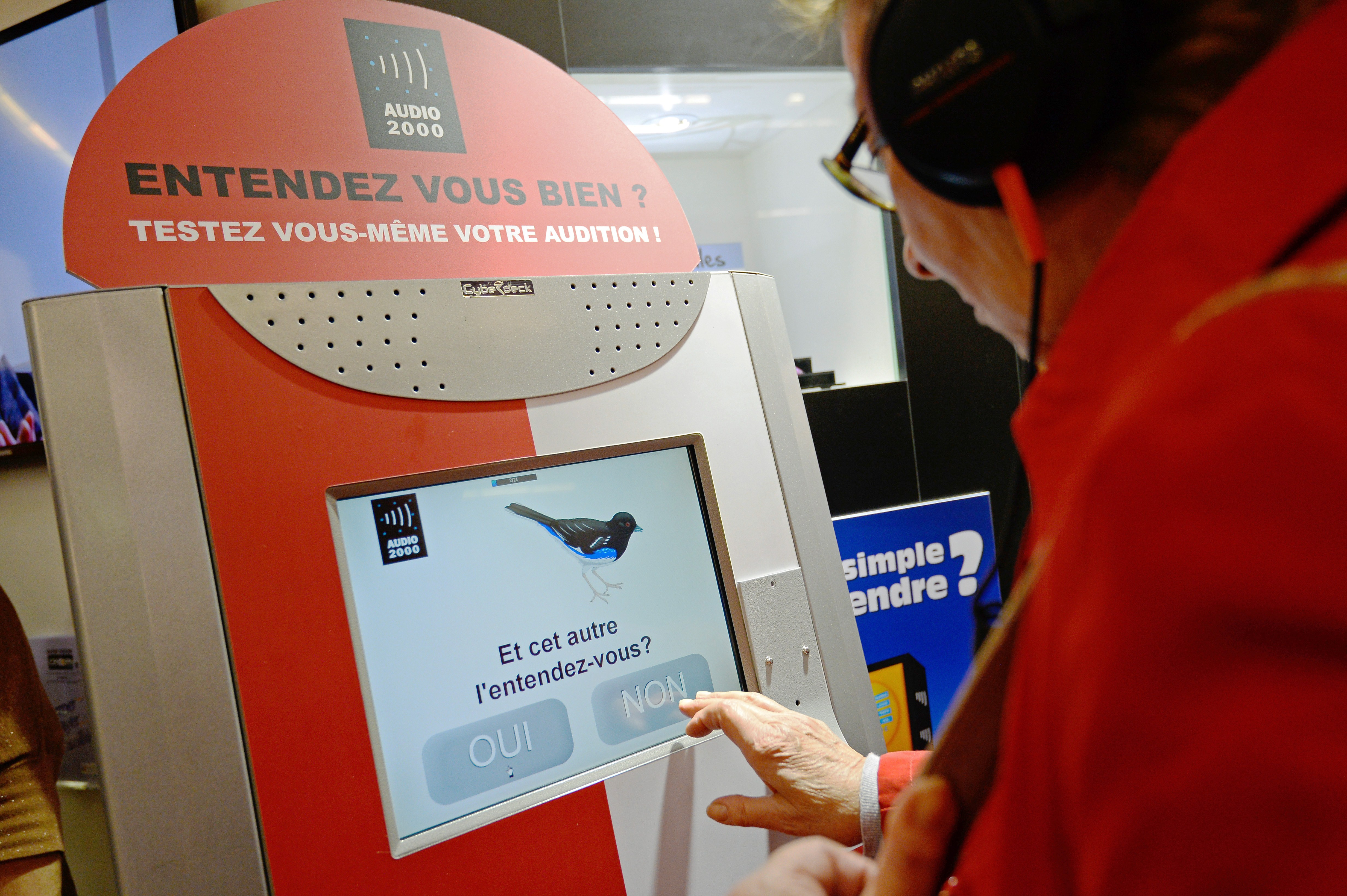 Multiópticas lanza postal para revisiones auditivas gratis