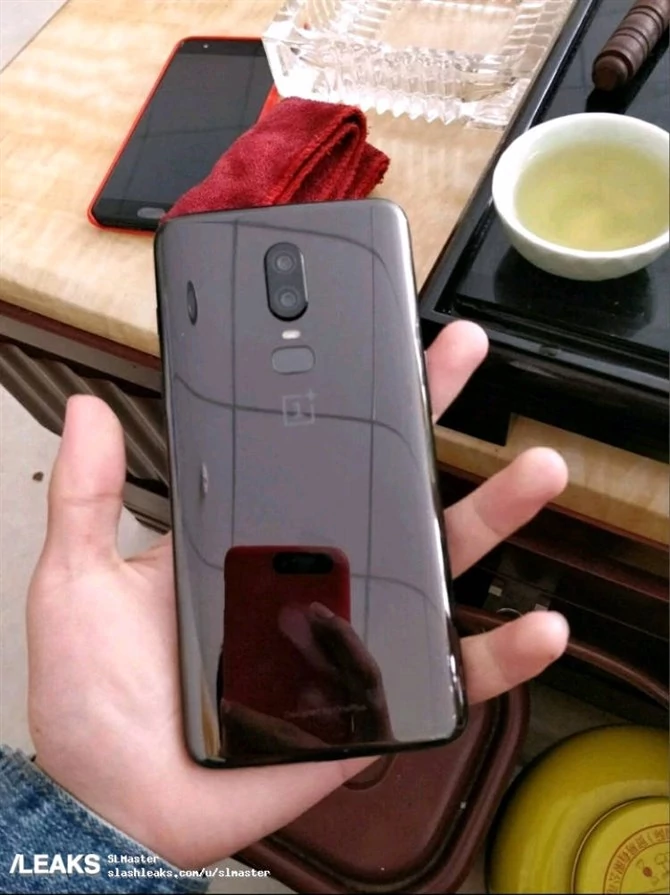 OnePlus 6 z tyłu obudowy