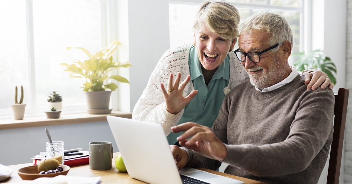Internet coraz ważniejszy dla osób starszych, zwłaszcza w bankowości. Co seniorzy cenią najbardziej?