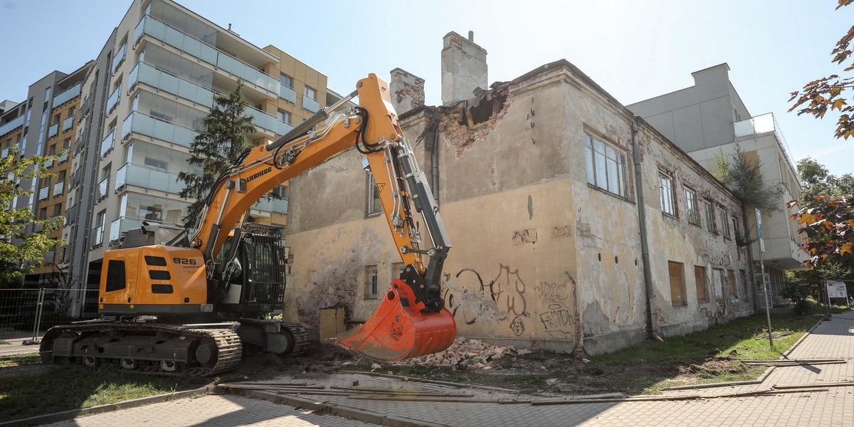 ROZBIORKA BUDYNKU PRZY SAPERSKIEJ Z DOLNOSLASKA