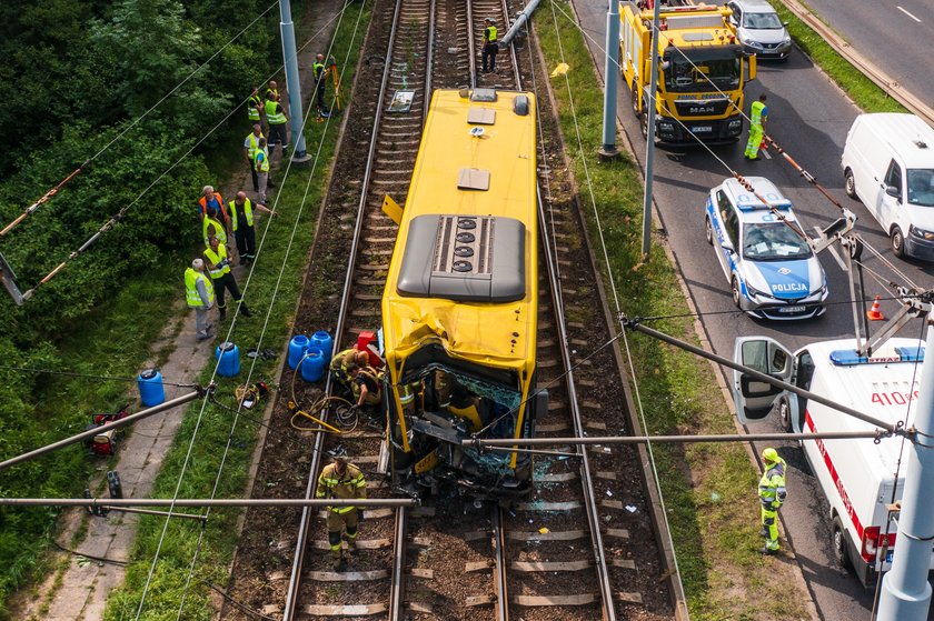 23-letni kierowca autobusu odbił w prawo i znalazł się torach tramwajowych