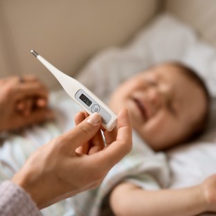 A kislányomnak 40 fokos láza van, nem tudom levinni, mit tegyek? Az orvos válaszol