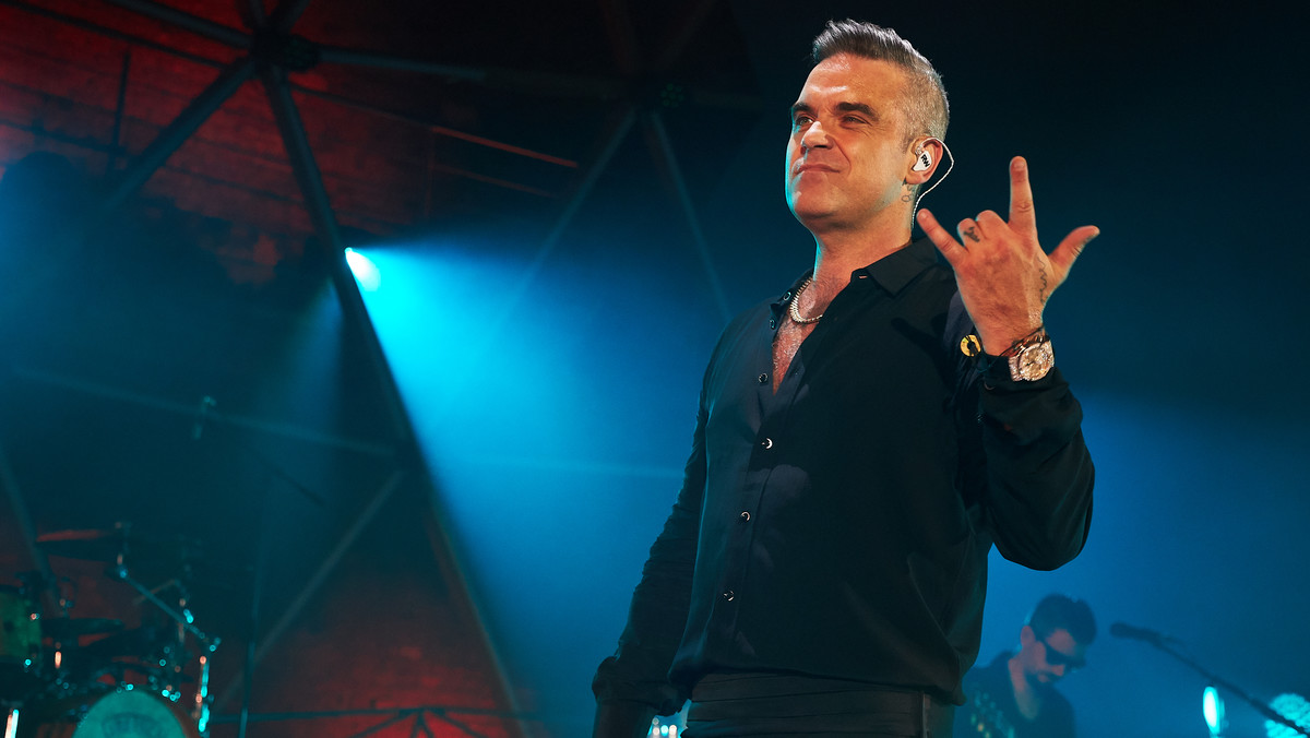 Zdarzyło mu się pocałować fankę po pośladkach i zapewnić, że ma największego penisa w branży muzycznej, ale też w otwarty sposób opowiedzieć o swoich narkotykowych doświadczeniach i walce z depresją. Sprzedał ponad 77 milionów egzemplarzy płyt i singli, wylansował kilkanaście przebojów i jest jedną z najbardziej rozpoznawalnych osób w historii brytyjskiego show-biznesu. Robbie Williams kończy 45 lat!