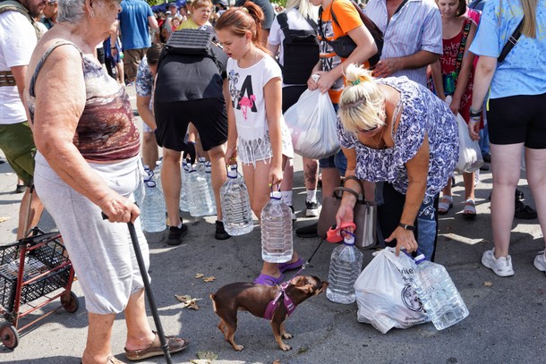 Wolontariusze z Odessy dostarczyli wodę pitną mieszkańcom. Mikołajów, Ukraina, 05.08.2022